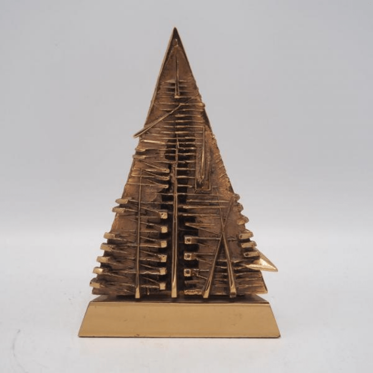 Sculpture pyramidale à section triangulaire - Pomodoro